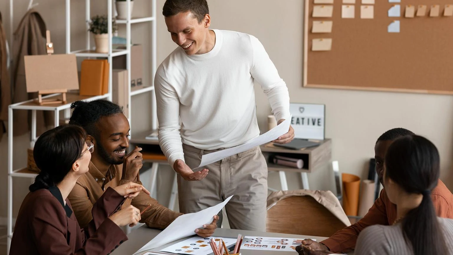 Personas trabajando juntas en un proyecto de negocios